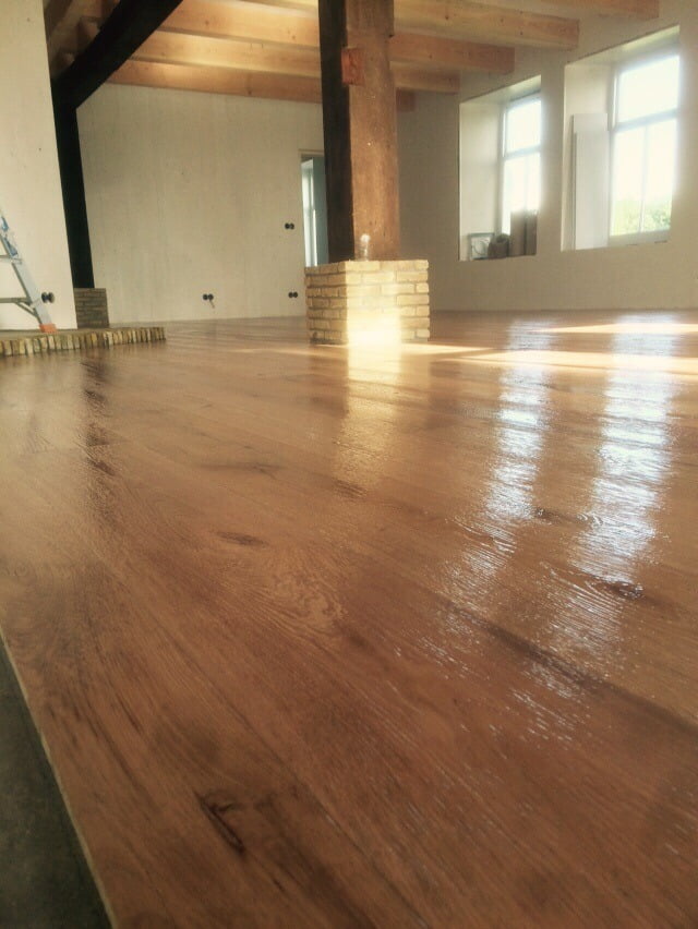 Gründorf parket laminaat We wonen, werken, spelen en leven op een vloer in onze woonruimte. Daarom stelt Gründorf hogere eisen aan hun vloeren. Ze stellen hogere eisen aan de kwaliteit, uitstraling, karakter en het de werking van de parket en laminaatvloer. Daarnaast ontwerpt Gründorf vloeren voor verschillende mensen met veel verschillende manieren van leven. Iedereen heeft een ander kwaliteit van leven en een ander doeleinde voor hun vloer. Welke Gründorf vloer past bij uw persoonlijkheid? Gründorf heeft verschillende soorten vloeren. Zo kunt u kiezen uit massief houten vloeren, laminaat vloeren of fineer parket. Het type vloer die perfect bij uw wensen past hangt af van de periode dat u het laminaat wil gaan gebruiken. Voor al uw wensen is er altijd een vloer van Gründorf die perfect bij u past. Kleuren en vormen van een vloer geven sfeer en uw persoonlijkheid weer. Bij Gründorf vind u altijd een bijpassende stijl. Of het nou een vloer voor uw slaapkamer, woonruimte, keuken of een andere ruimte zoekt, laat u bij Gründorf inspireren door de verschillende stijlen zoals onder andere oud- klassiek, klassiek modern, nobel en representatief en landhuis stijl. Als u voor Gründorf Avantgarde parket laminaat kiest, wordt deze geleverd met de modernste methode op het gebied van de verbindingssystemen, genaamd Click ’n Fix Plus. Bij dit systeem sluiten de delen perfect op elkaar aan. Dankzij de terugverende kunststof strip wordt de kopse kant vergrendeld. Door middel van deze methode is het leggen van Gründorf Avantgarde parket laminaat zeer snel. De vloer is sneller gelegd dan gemiddelde andere vloeren en daarnaast is de vloer zeer licht en heeft u geen gereedschap nodig bij het leggen. Daarnaast is de vloer foutloos te leggen door middel van dit moderne Click ’n Fix Plus systeem. Ook kunnen de verbindingen toegepast worden bij een volledige verlijming, de delen verschuiven namelijk niet in het lijmoppervlak. Gründorf parket laminaat