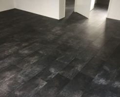 antraciet laminaat brede plank met v groef en voelbare houtstructuur 8 millimeter dik