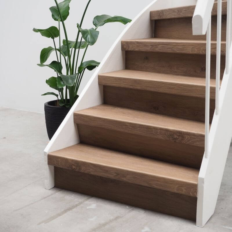 Complete traprenovatieset knoestig warm PVC incl. stootbord Complete traprenovatieset knoestig warm PVC incl. stootbord