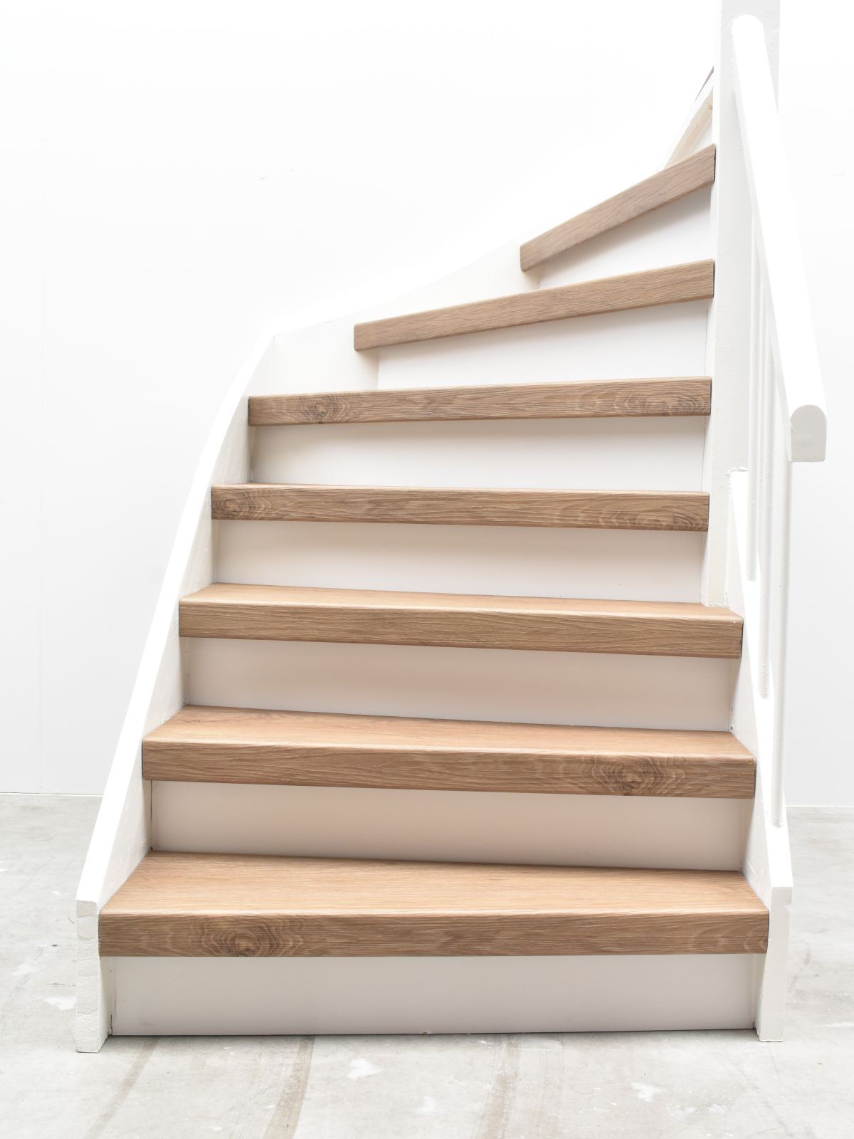 Complete traprenovatieset knoestig warm PVC voor Complete traprenovatieset knoestig warm PVC voor