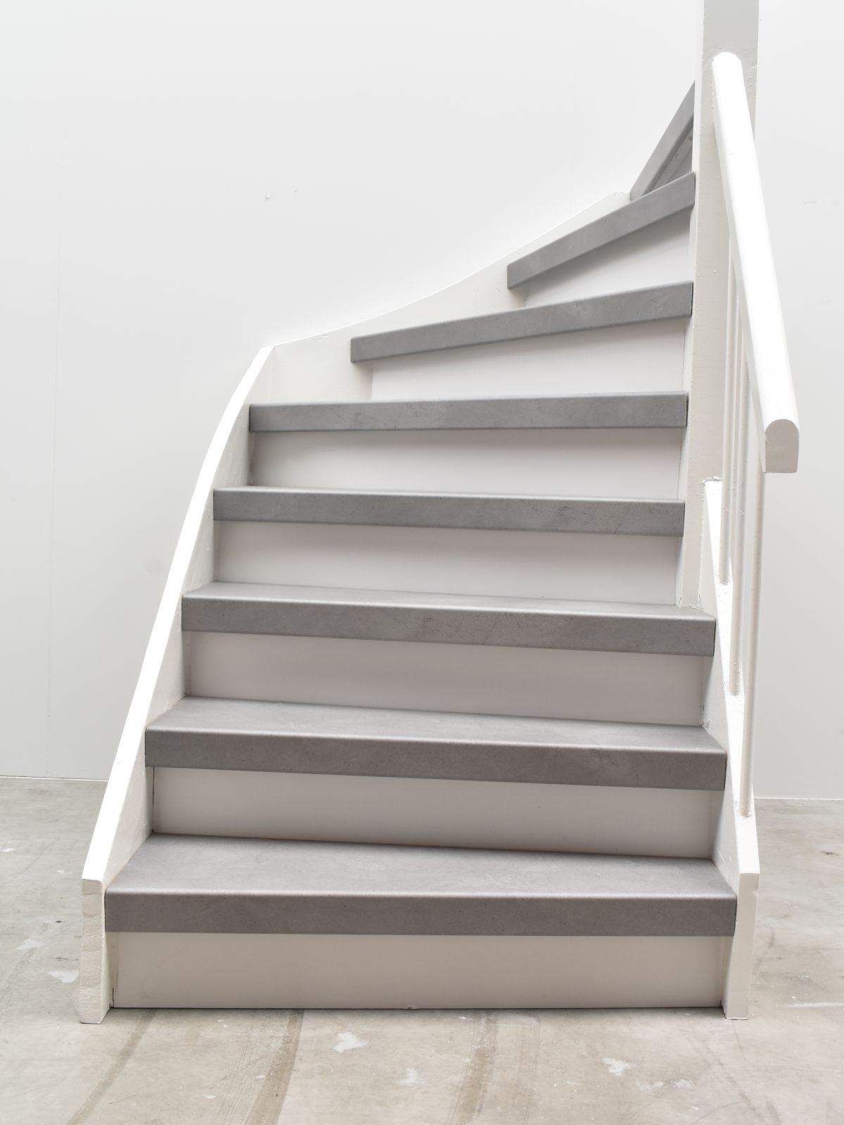 Traprenovatieset betonlook grijs PVC wit