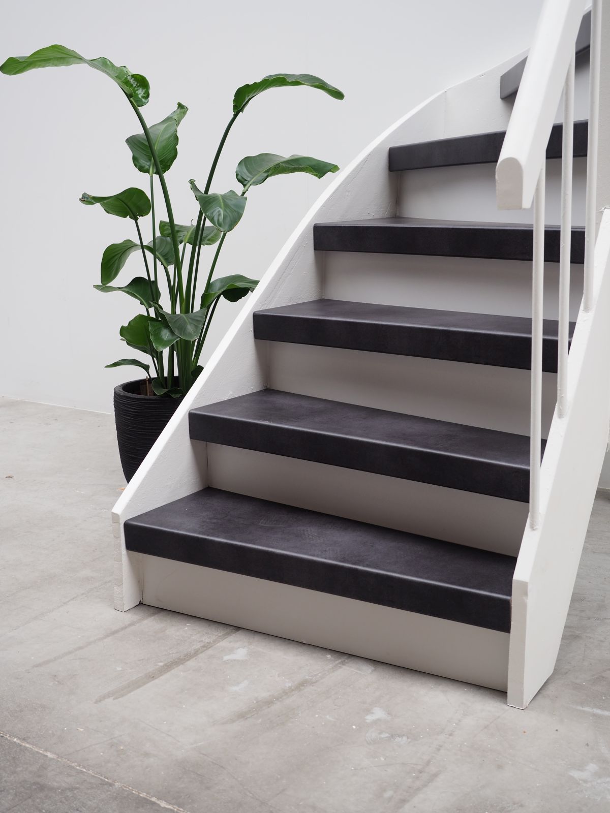 Complete traprenovatieset betonlook antraciet PVC zij