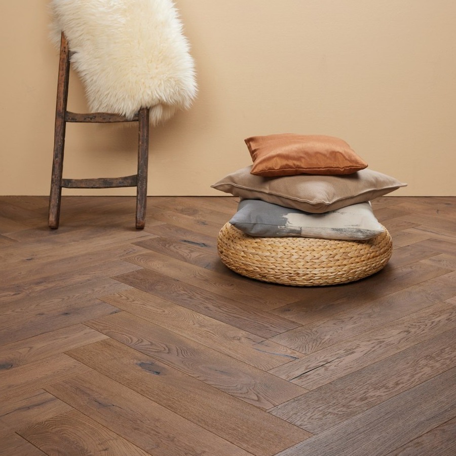 sfeerfoto-eiken-visgraat-c960-oude-schoolvloer-original-rustiek-1 sfeerfoto-eiken-visgraat-c960-oude-schoolvloer-original-rustiek-1