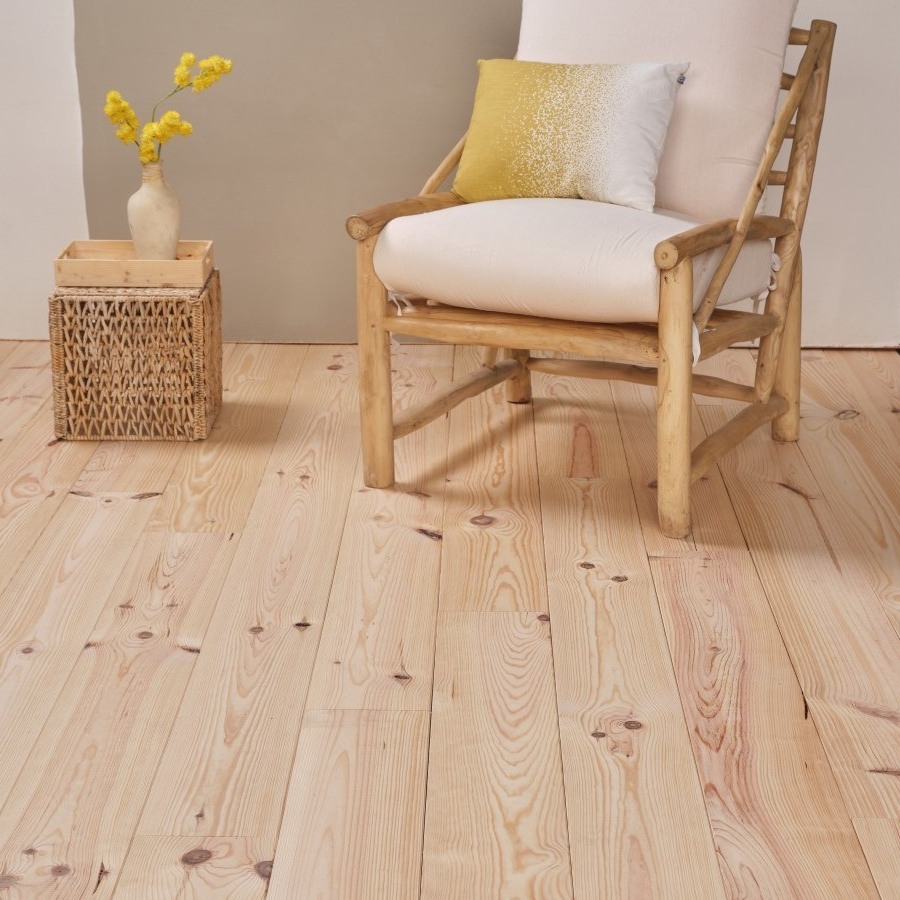 Grenen houten vloer gelegd in stijlvol interieur Grenen houten vloer gelegd in stijlvol interieur