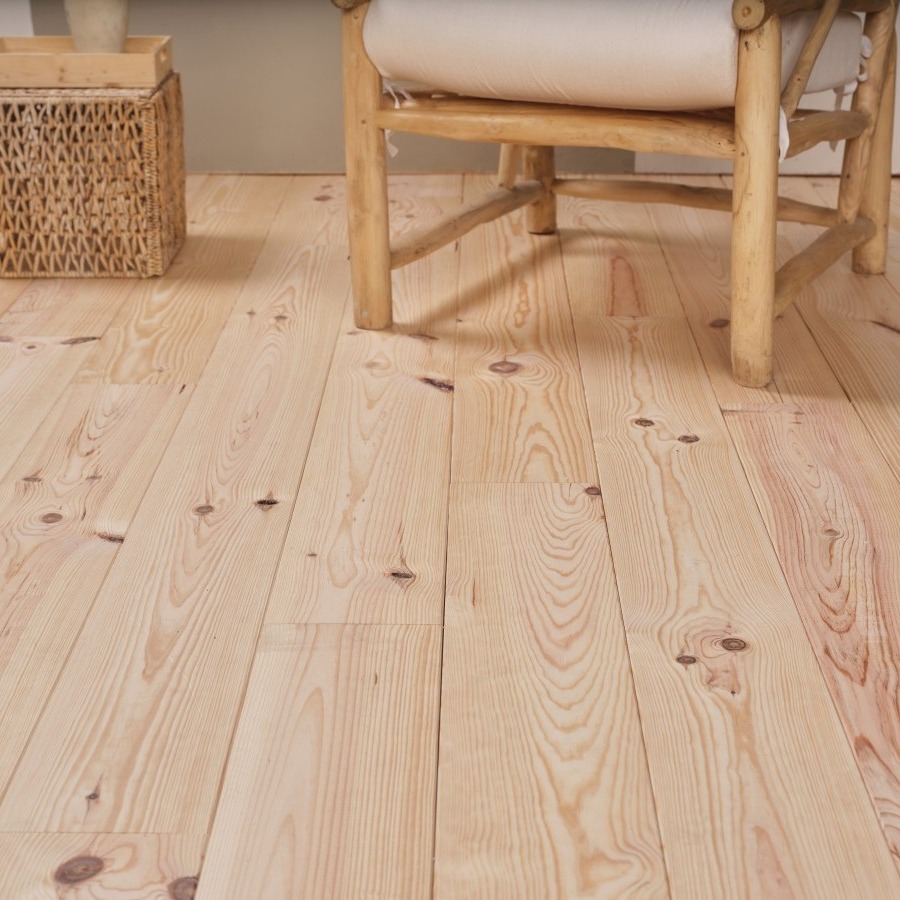 Grenen houten vloer gelegd in stijlvol interieur close-up Grenen houten vloer gelegd in stijlvol interieur close-up
