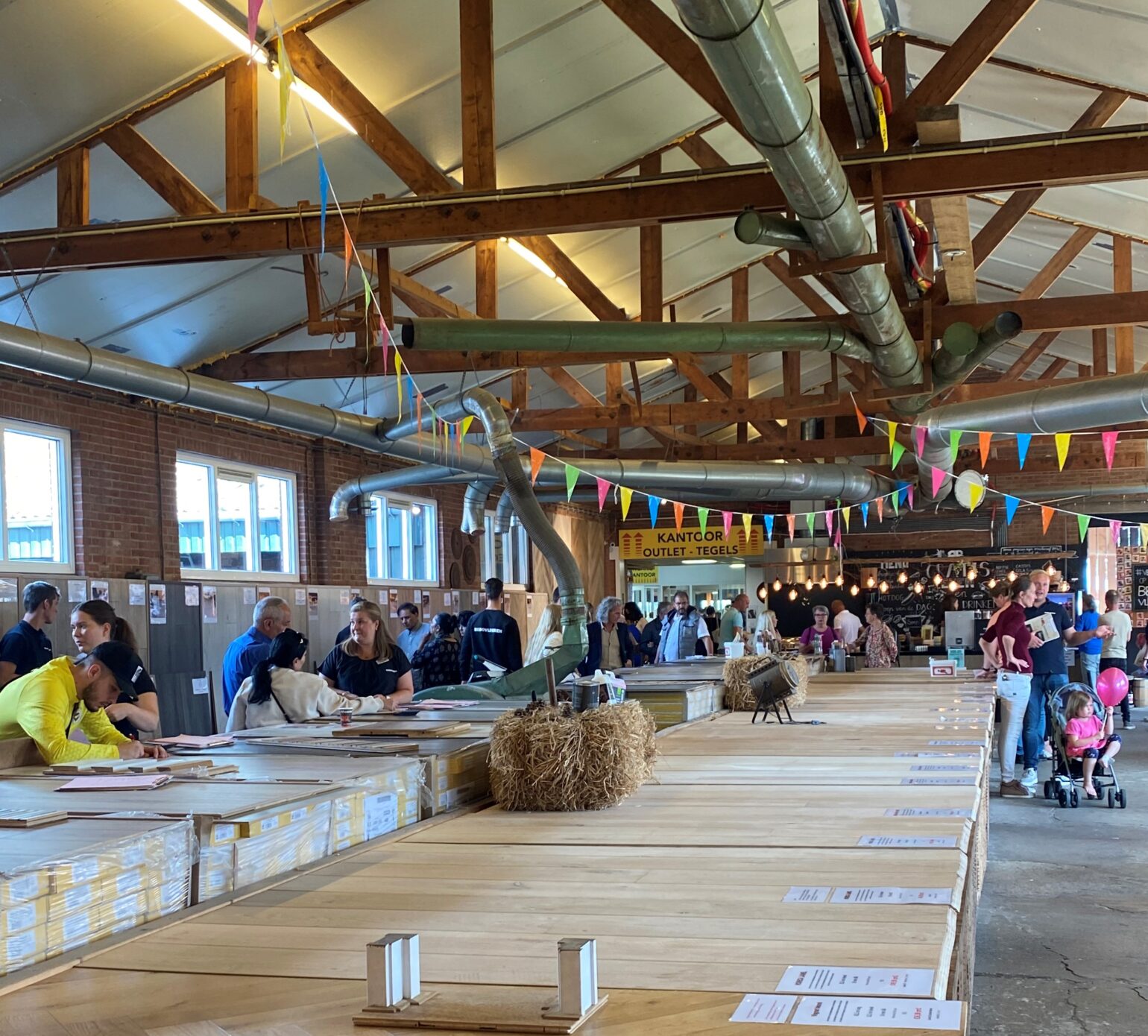 Drukte fabrieksleegverkoop BeBo Vriezenveen Drukte fabrieksleegverkoop BeBo Vriezenveen