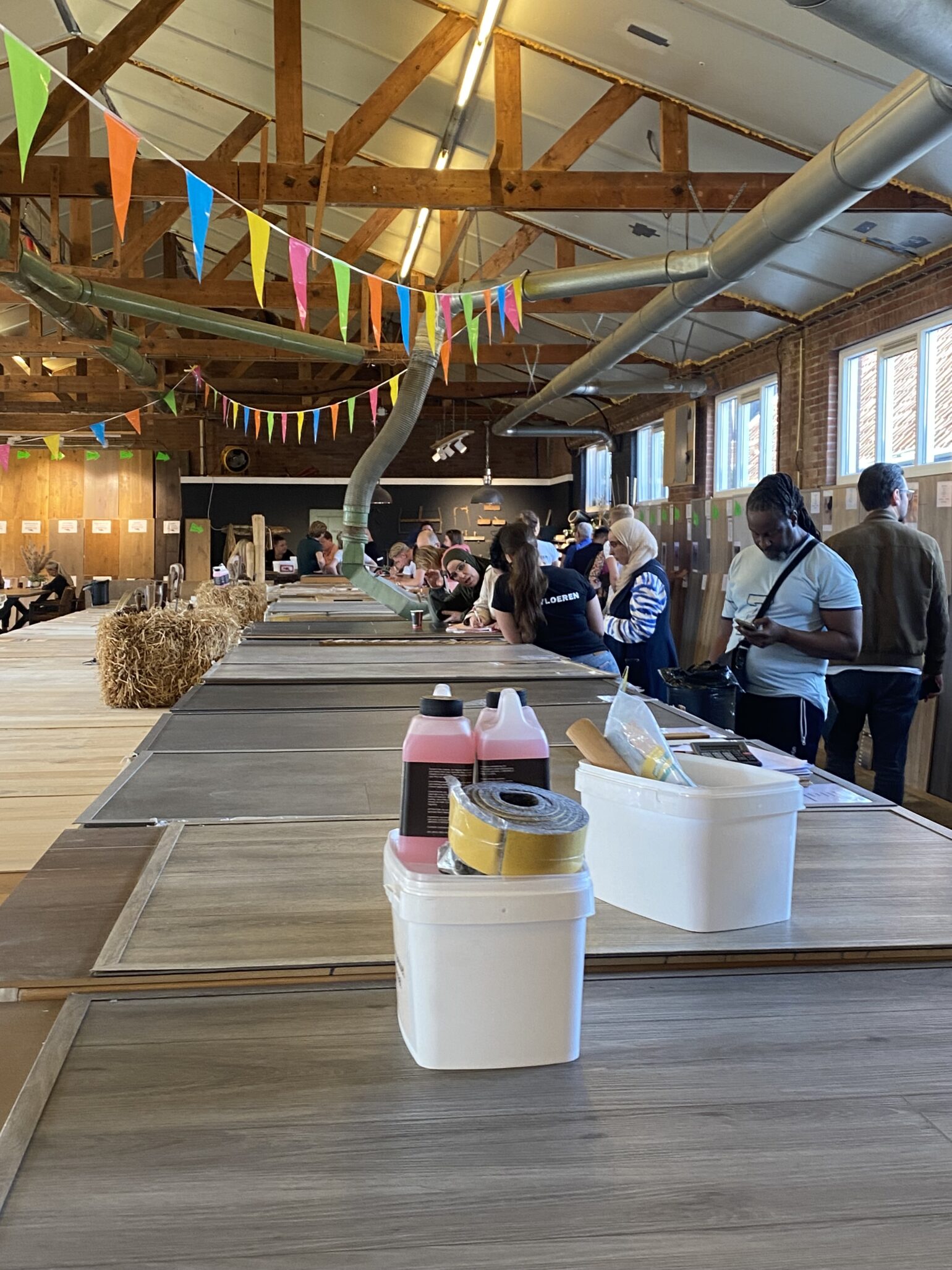 Drukte fabrieksleegverkoop BeBo Vriezenveen/1 Drukte fabrieksleegverkoop BeBo Vriezenveen/1