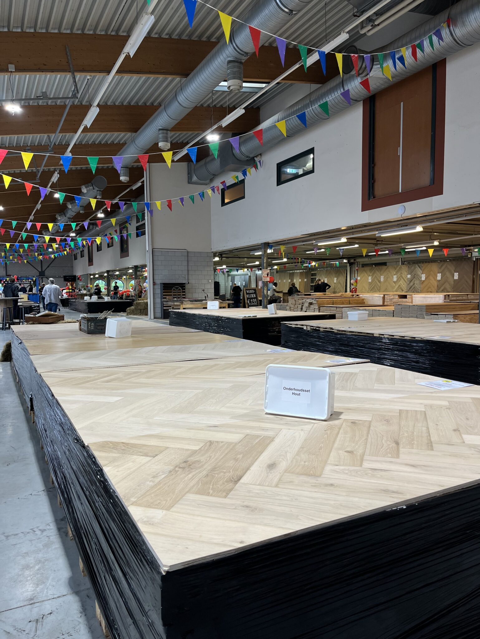 Drukte fabrieksleegverkoop Etten-Leur/1 Drukte fabrieksleegverkoop Etten-Leur/1