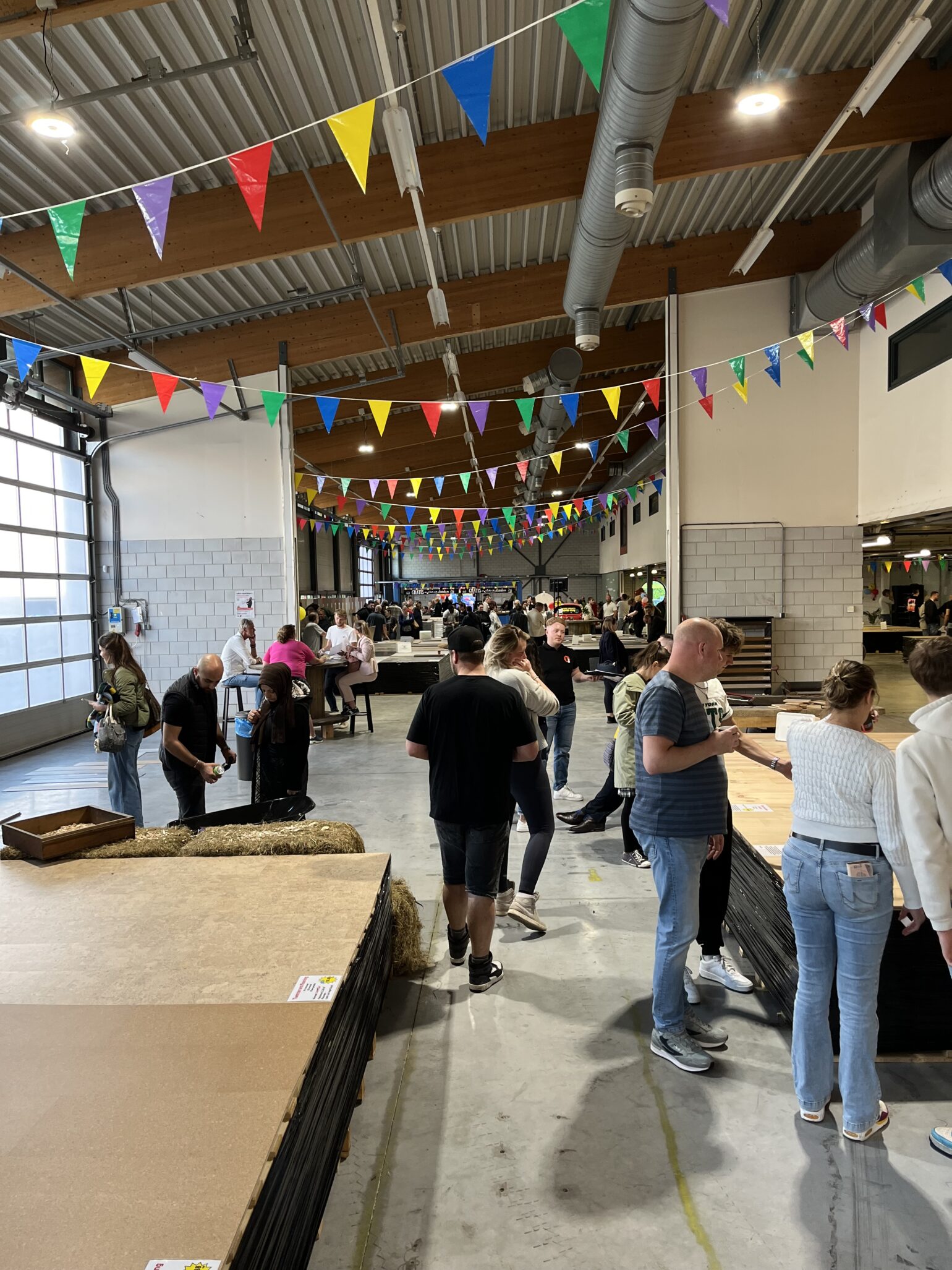 Bezoekers fabrieksleegverkoop Etten-Leur Bezoekers fabrieksleegverkoop Etten-Leur