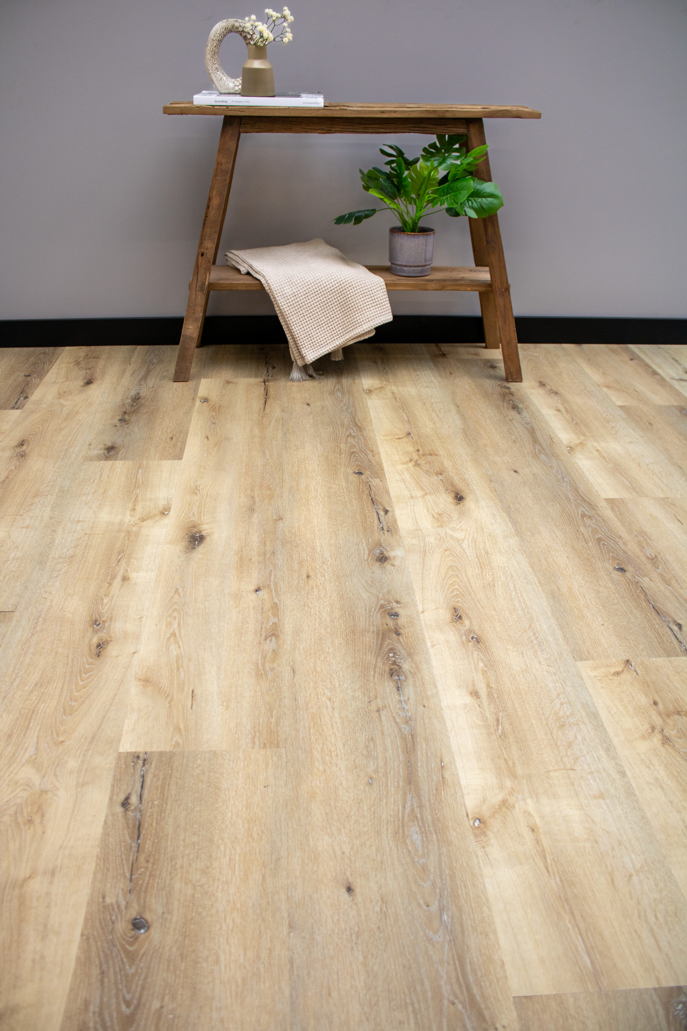 Vergeeld eiken plak-PVC met noesten Vergeeld eiken plak-PVC met noesten