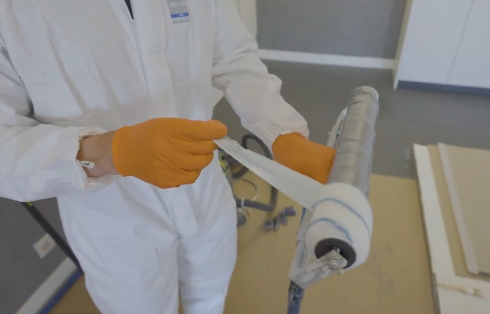 de 50cm-roller beplakken met duct tape, zodat de pluisjes eraf gaan de 50cm-roller beplakken met duct tape, zodat de pluisjes eraf gaan