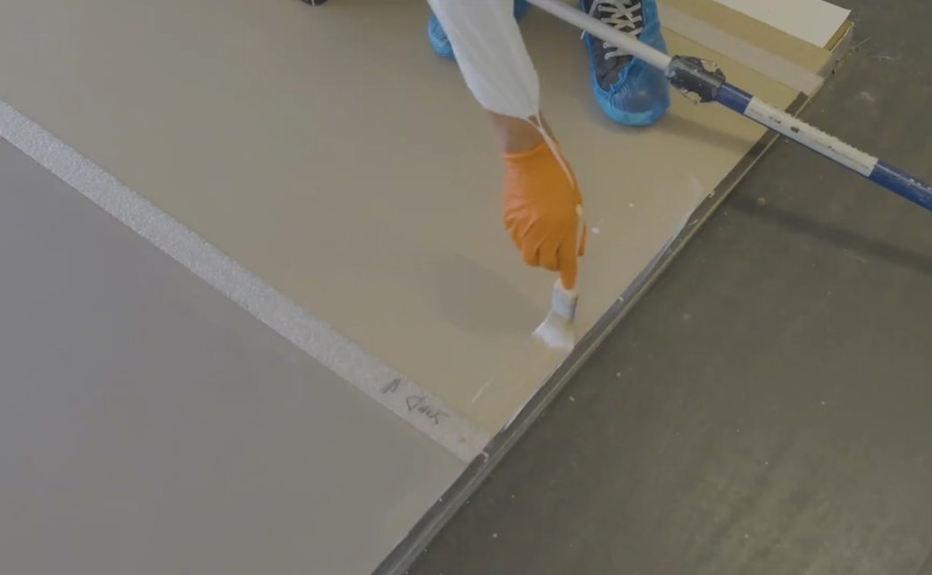 Aanbrengen lak langs de randen met kwast Aanbrengen lak langs de randen met kwast