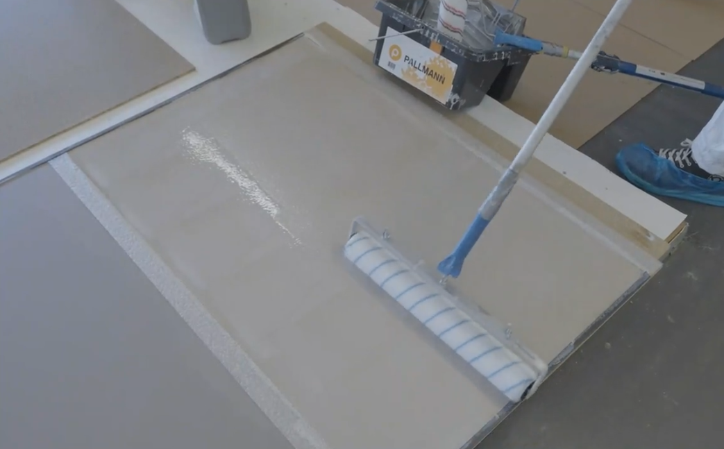 Lak narollen met een 50cm roller Lak narollen met een 50cm roller