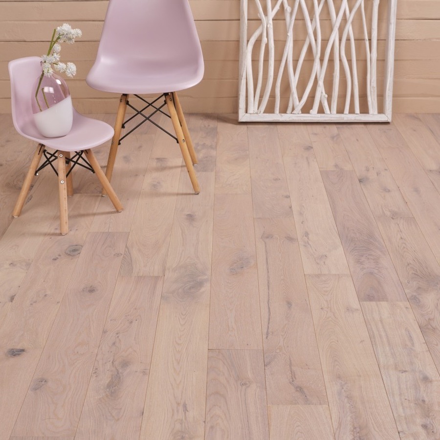 White wash houten vloer met natuurlijke uitstraling White wash houten vloer met natuurlijke uitstraling