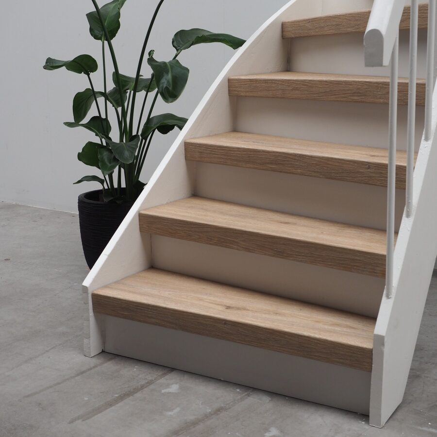 Natuurlijk eiken PVC-traprenovatieset wit stootbord