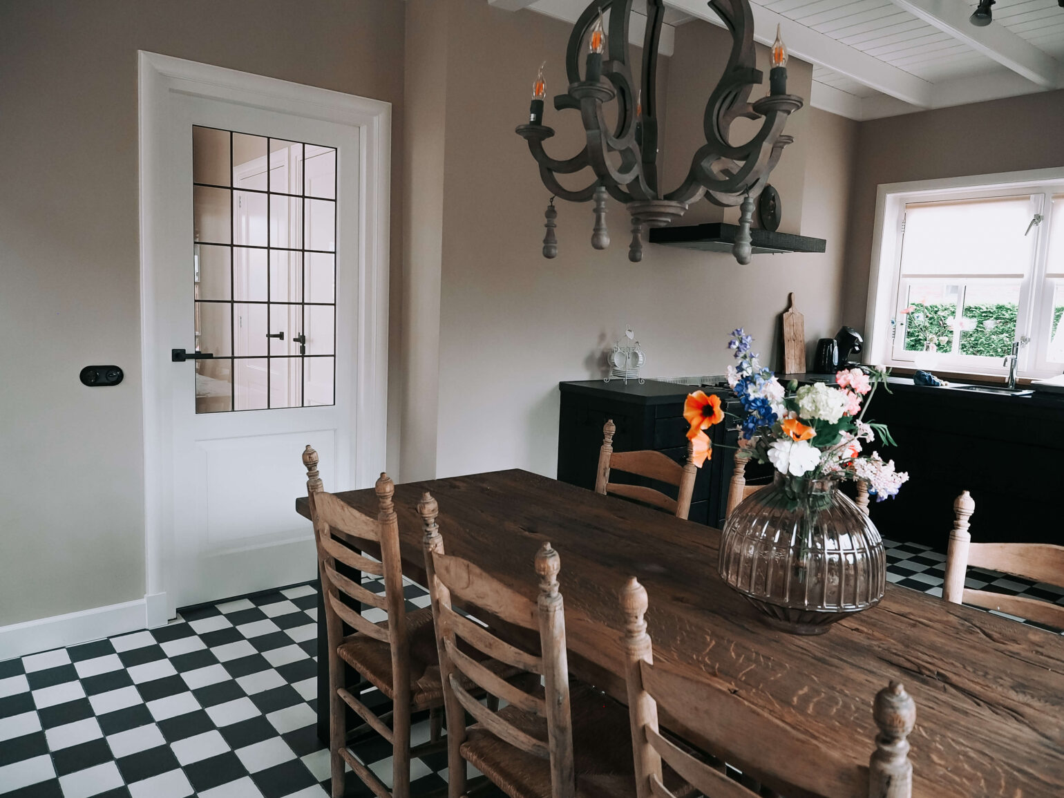 Hans en Marieke binnenkijken bij keuken