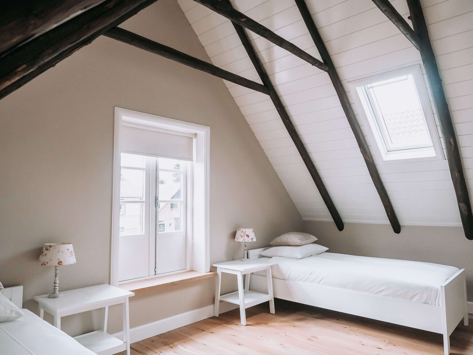 Hans en Marieke binnenkijken bij slaapkamer